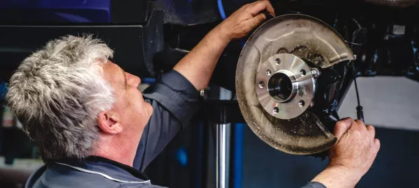 Ein Werkstattmitarbeiter führt einen Service durch