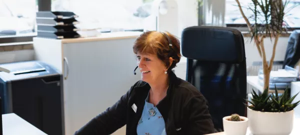 Eine Frau nimmt einen Serviceauftrag an